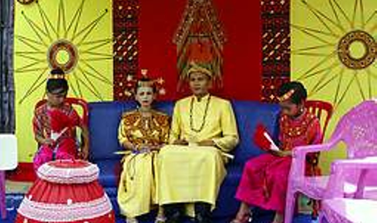 PRUUTPAAR: Oli sunnitud indoneesia kommete kohaselt pulmapäeval paastuma. Maret ja Heiti Hallikma