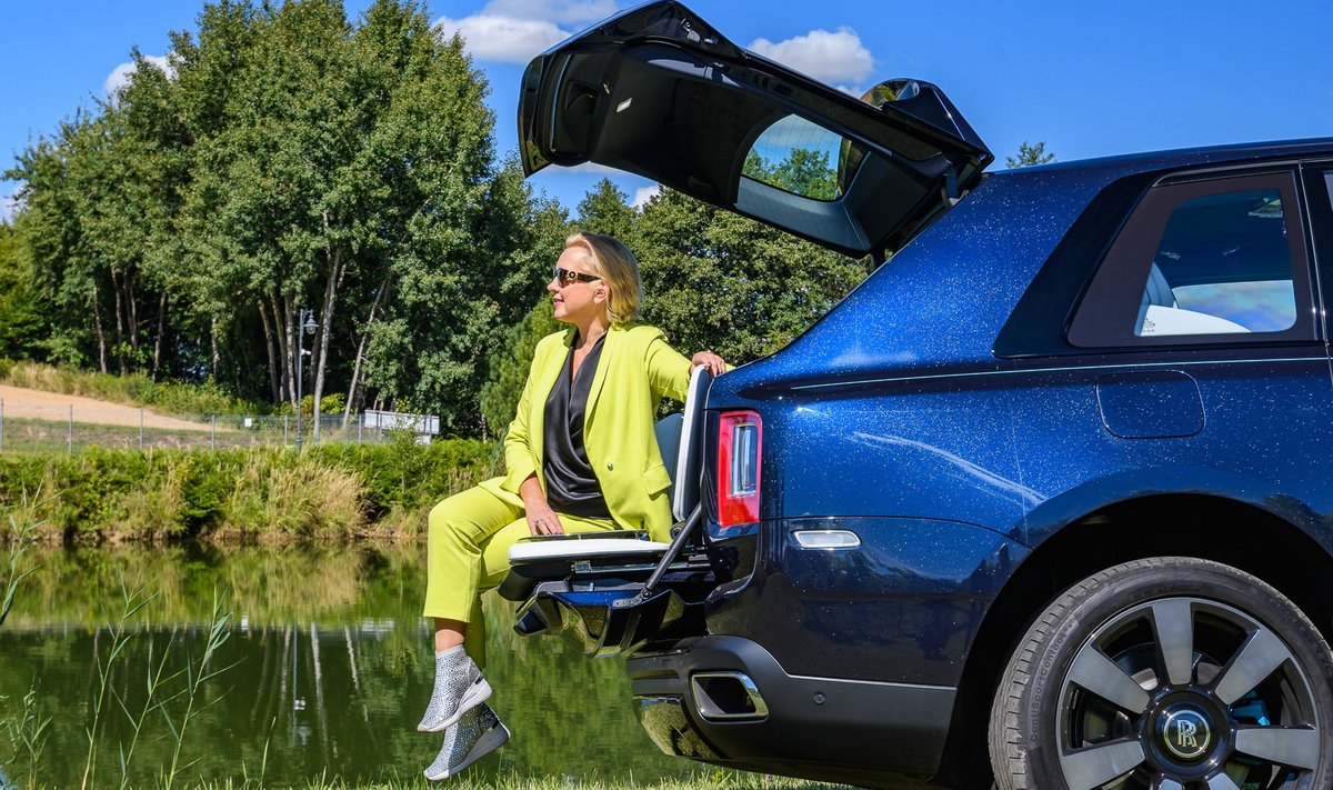 PIKNIK VEINIMÕISAS Loo autor Ingrid Veidenberg Poolas Rolls Royce`i autosid testimas.