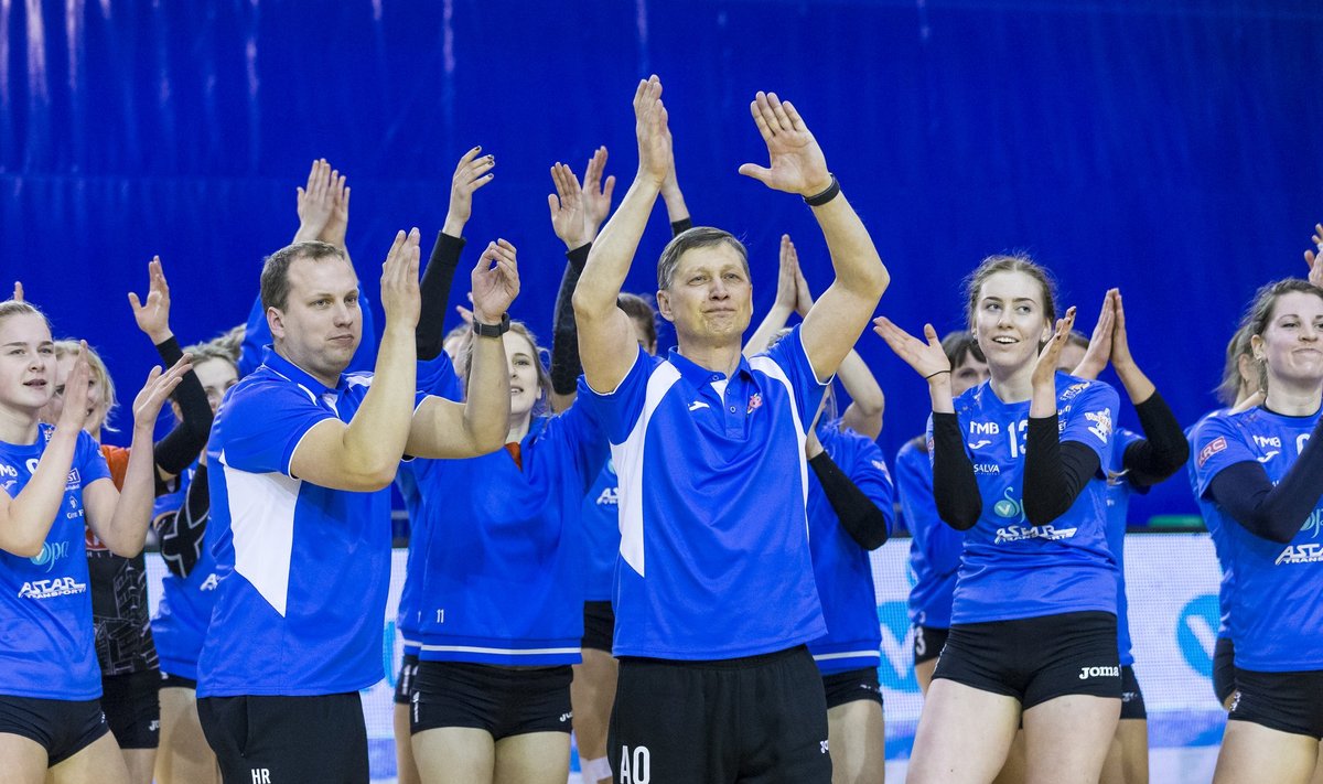 Andrei Ojamets (keskel) rõõmustab pärast Balti liiga võitu Tartu Ülikool/Eedeni naistega.