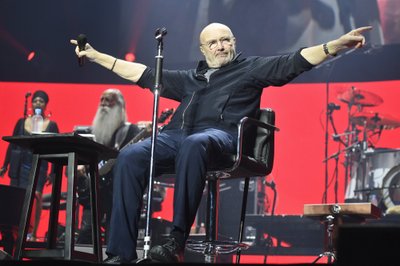 AEG ON TEINUD OMA TÖÖ Phil Collinsil on raskusi käimisega, kuid see ei takista teda laval säramast.