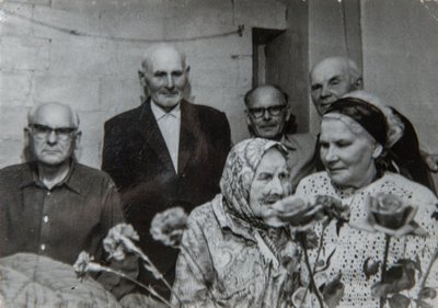 Isapoolne pere, vasakult: isa Bernhart, onu Johannes, onu Jaan, onu Karl, esireas vanaema ja tädi Elisabeth. 1950-ndad