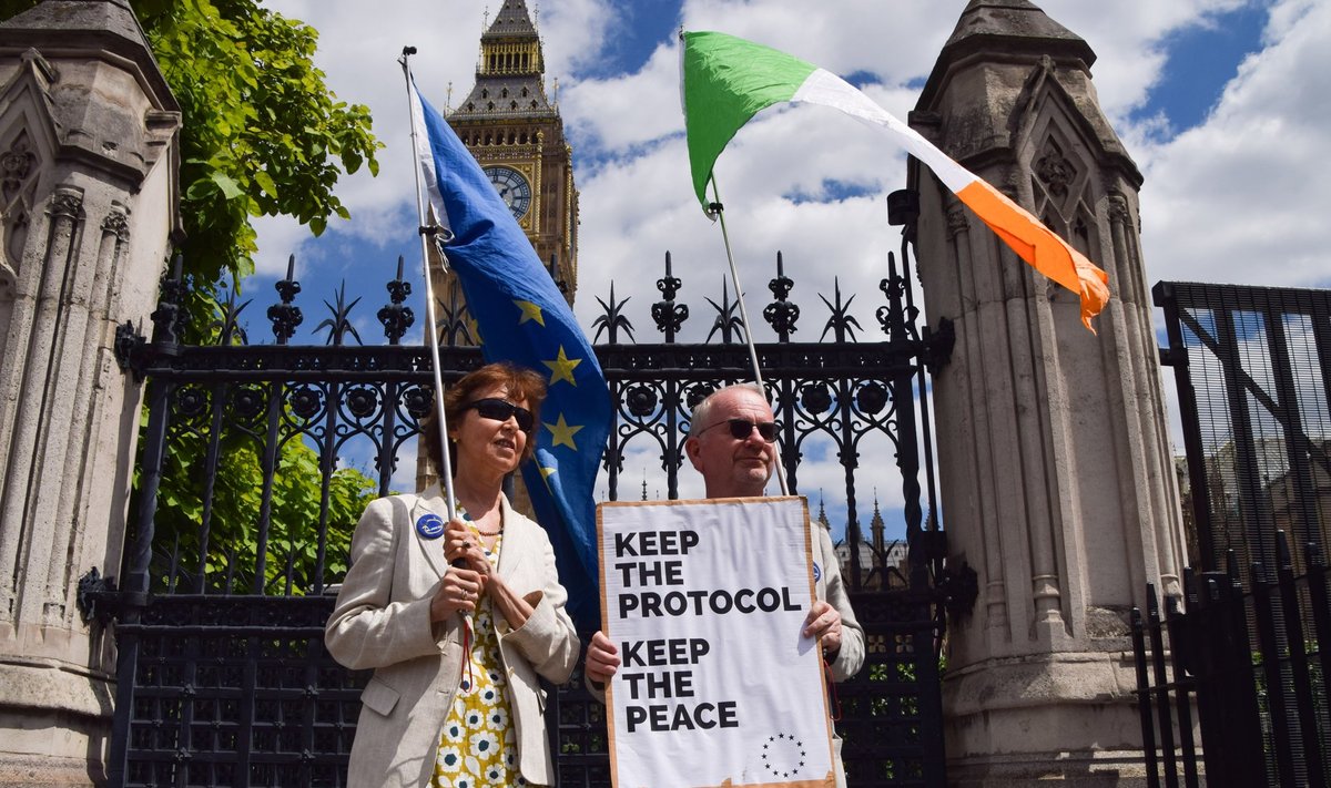 Protestijad seisavad 13. juunil sildiga „Hoidke protokolli. Hoidke rahu“ parlamendihoone ees.