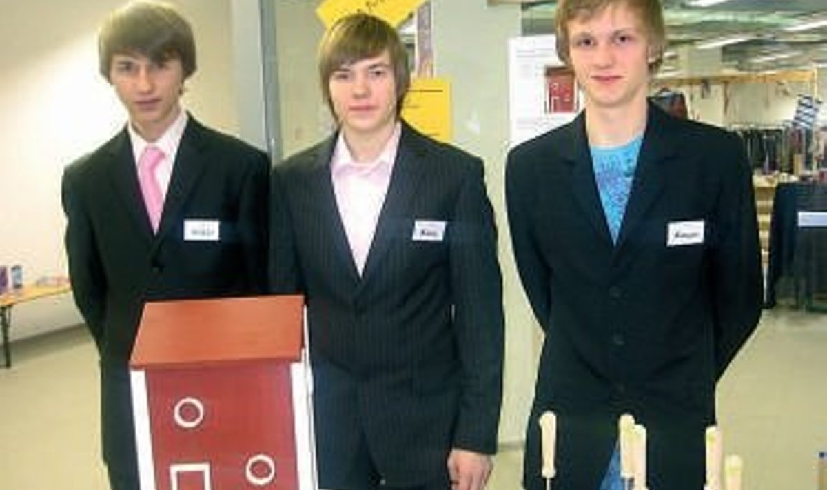 Noored ettevõtjad Mikko, Karry ja Kaupo oma firma väljapaneku juures