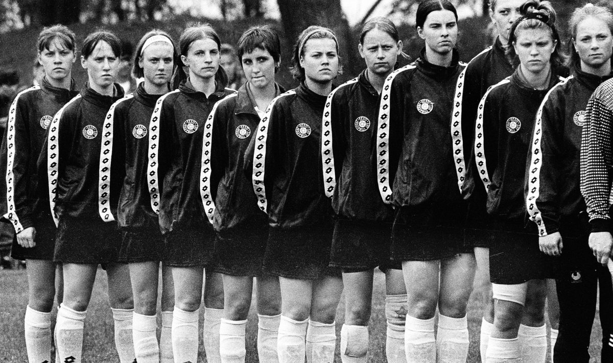 Pildil naiste koondis 1997. aastal enne kodumängu Tšehhiga, kus tegid kaasa mitmed mängijad, kes kuulusid koosseisu esimeses kohtumises.