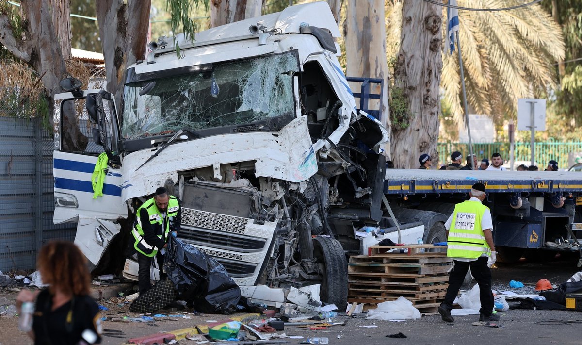 Bussipeatusesse sisse sõitnud veok Iisraelis Glilotis