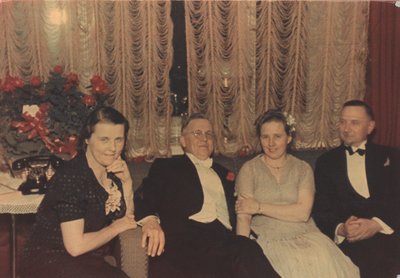 Mai ja Enn Veskaru (keskel) külalistega. Taustal Mai Veskaru kavandatud kardinad. 1939