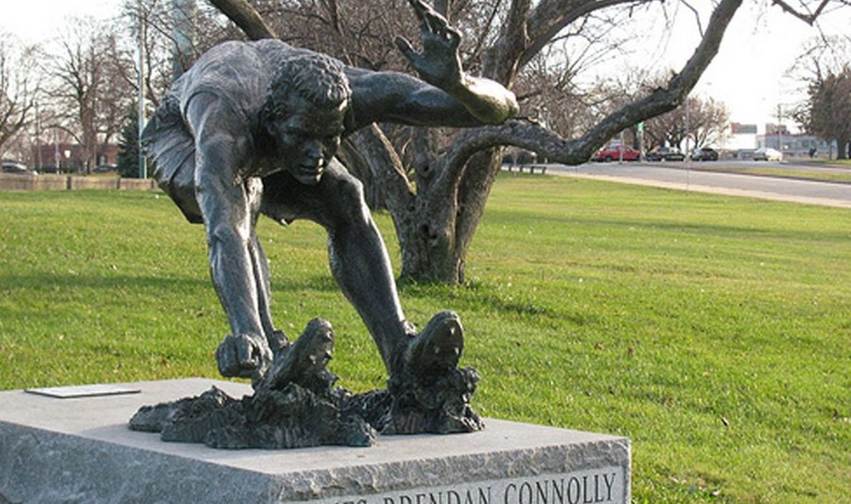 Ühendriiklane James Connolly hüppas 6. IV 1896 Ateenas kolmikut (ühelt jalalt) 13.71 ja tuli esimeseks nüüdisaja olümpiavõitjaks.