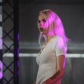 FOTOD | Mis juhtus? Eesti kuulsaim ja kauneim naisräppar Tiiu ronis Positivusel lavale kipsis jalaga