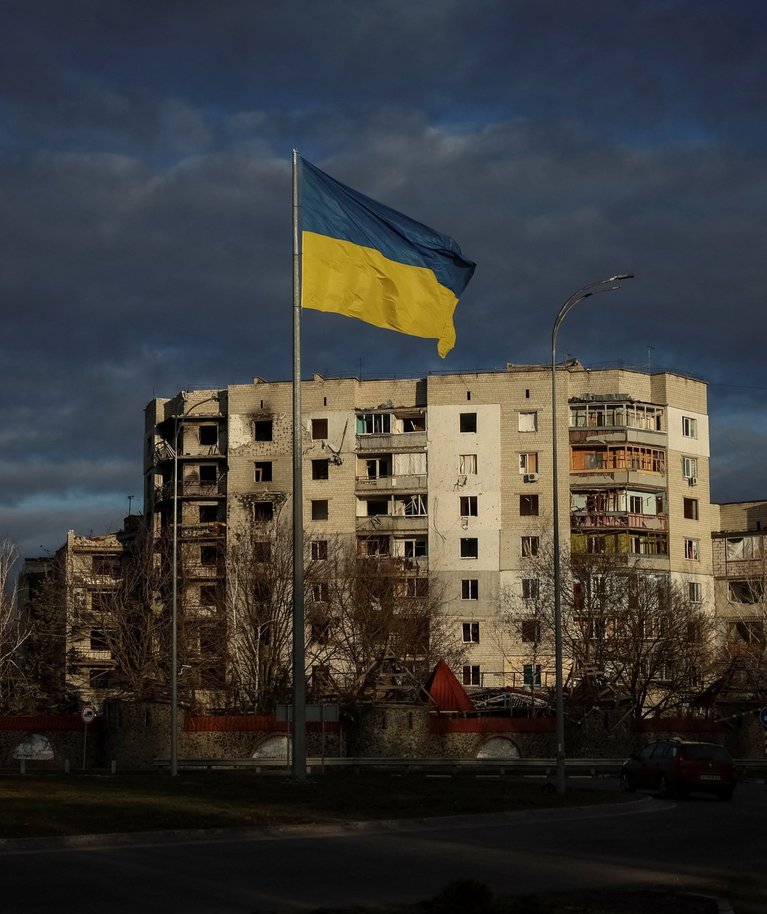 Ukraina lipp Venemaa rünnakus hävinud hoonete juures. Foto tehtud 15. veebruraril 2023 Borodjanka linnas.
