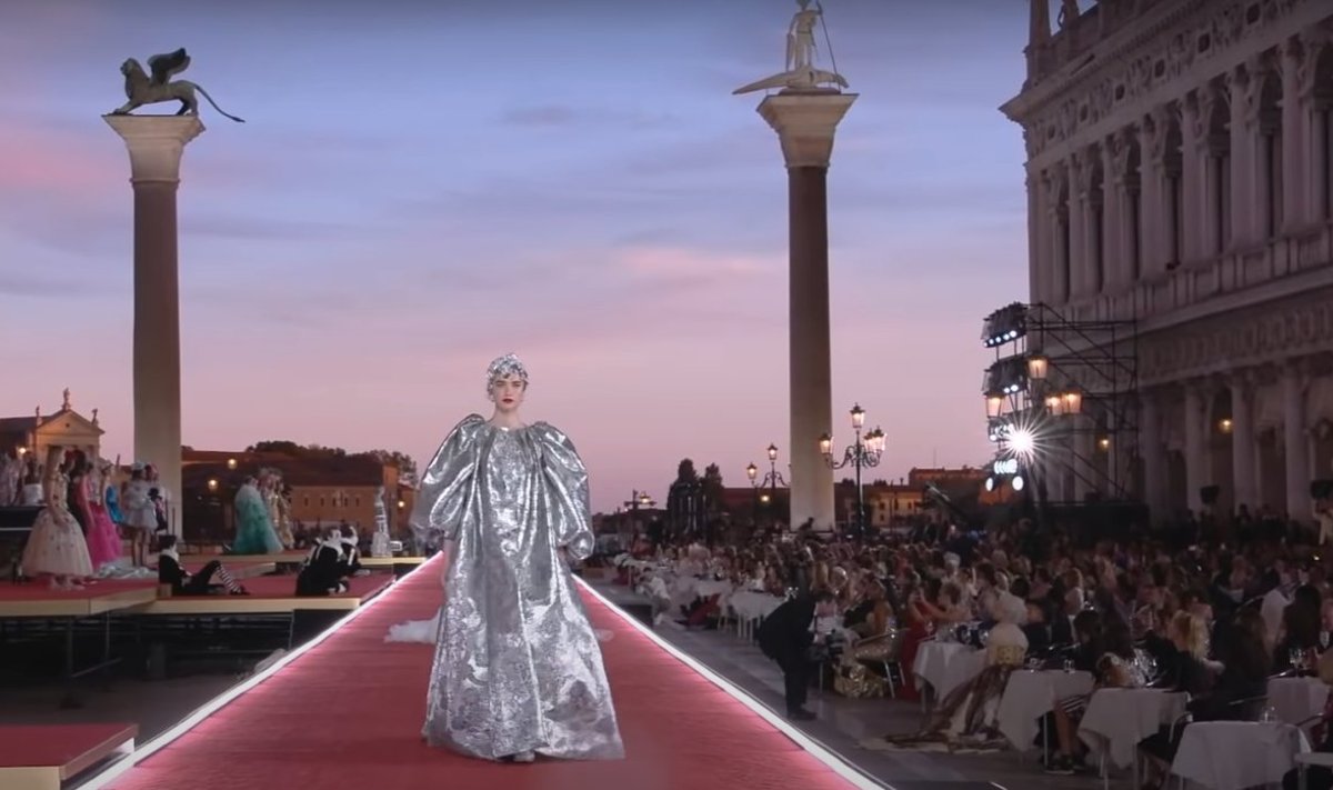 Модель из Эстонии Грета Руга на показе Dolce & Gabbana в Венеции