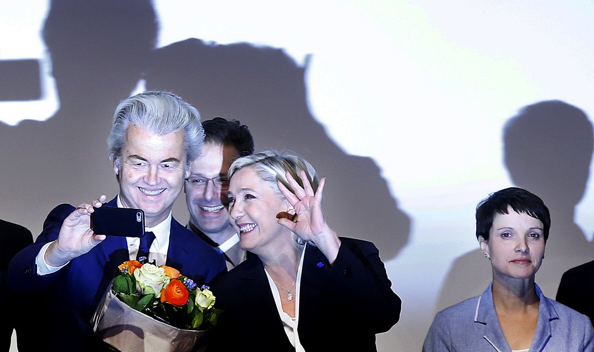 Geert Wilders ja Marine Le Pen pildistavad iseennast, nende taga piilub Marcus Pretzell ja paremal seisab Frauke Petry.