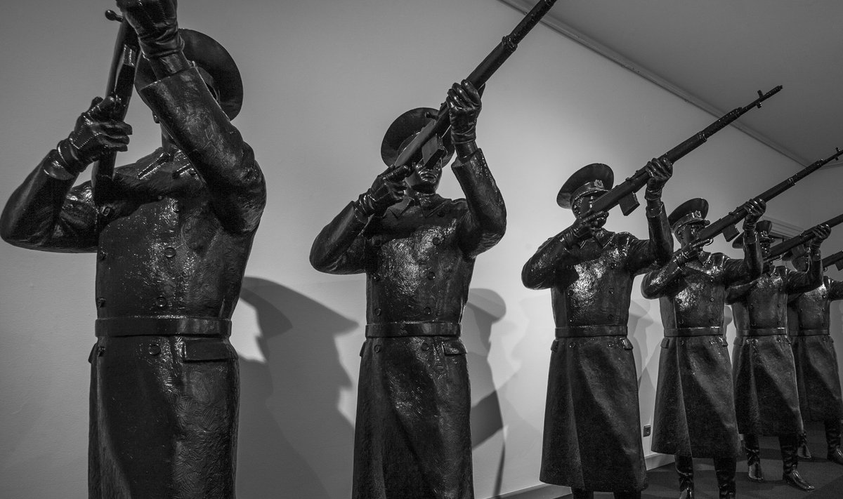 Art Allmäe skulptuurisarjas võib näha võidurelvastuva Putini Venemaa kriitikat, ent ka tumeduse poeesiat.