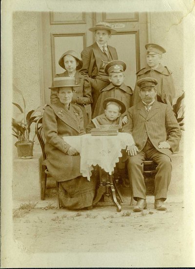 Siret Valliveere poolne suguvõsa. Pilt on aastast 1909 Kuusiku mõisa trepil. Keskel ees on Felix Ottomar Volmer, Sireti vanaisa koos oma vanematega.