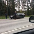 FOTO: Viljandi maanteel tüütavad inimesi kahtlased rändkaupmehed