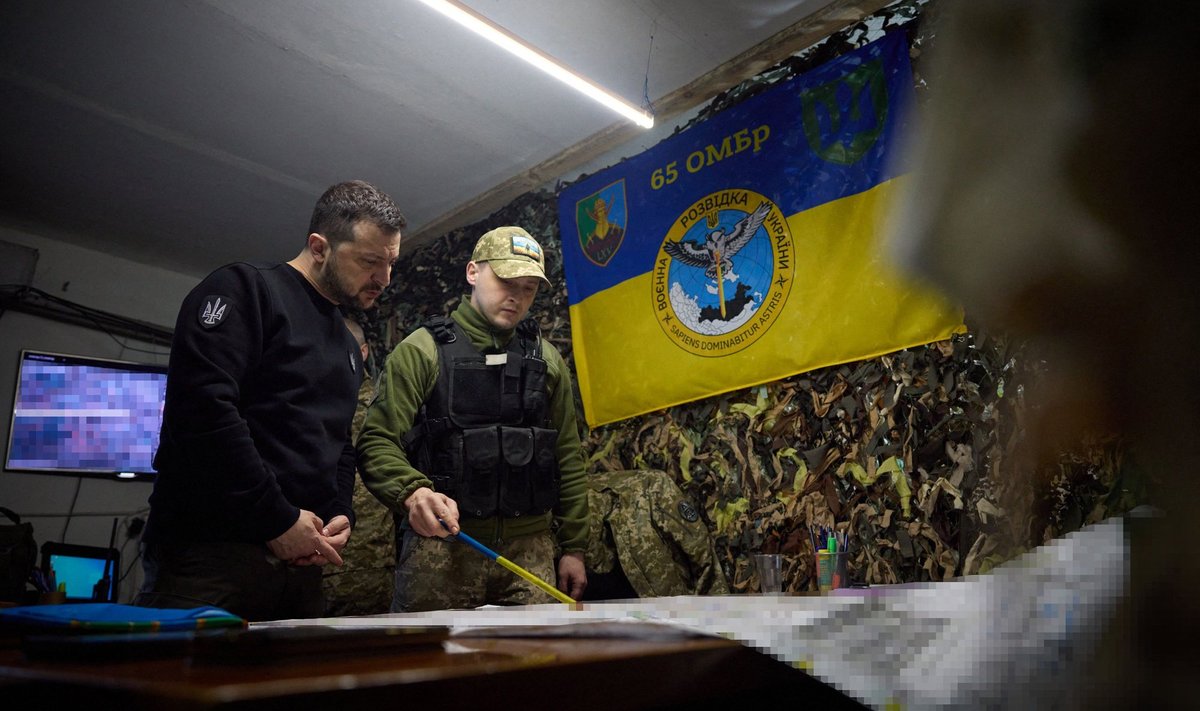 Ukraina president Volodõmõr Zelenskõi vaatab rindel kaarti. Osa salajast teavet jõudis meelelahutusliku info hulgas veebifoorumitesse. 