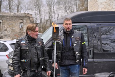 Мотоциклисты провезли огонь Юрьевой ночи по Эстонии