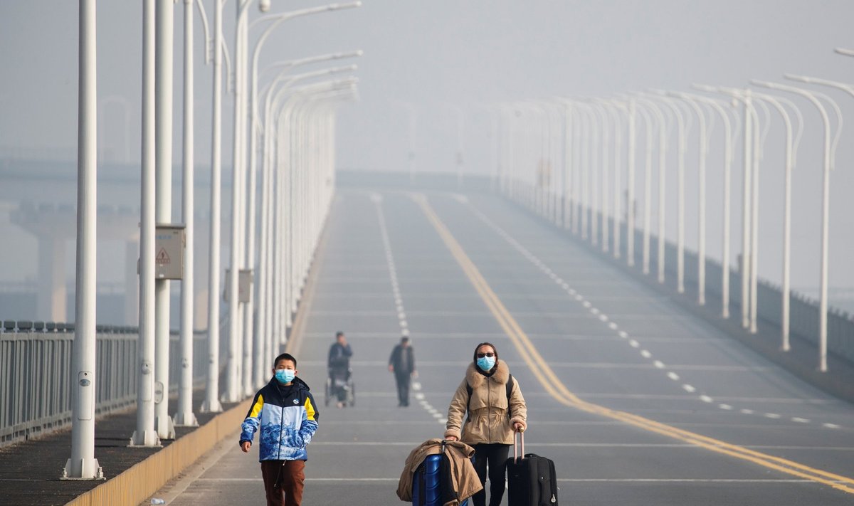 Autod ei tohi Hubei provintsi Hiina idaosaga ühendavat silda ületada, kuid jalakäijaid kõnnib seal endiselt.