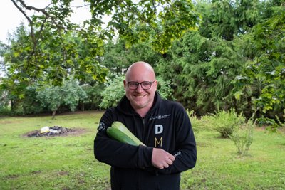 „Tahaks sõpru näha, aga need hullud on ju ainult põllul!“ teatas liberaalse ühenduse Salk loomise juurest tuntud andmeteadlane Indrek Seppo ja pakkus end üheks õhtuks Kõplahõimlastele appi. Ega temast põllul erilist tolku olnud, küll aga andis ta häid nippe pensioni kogumiseks.