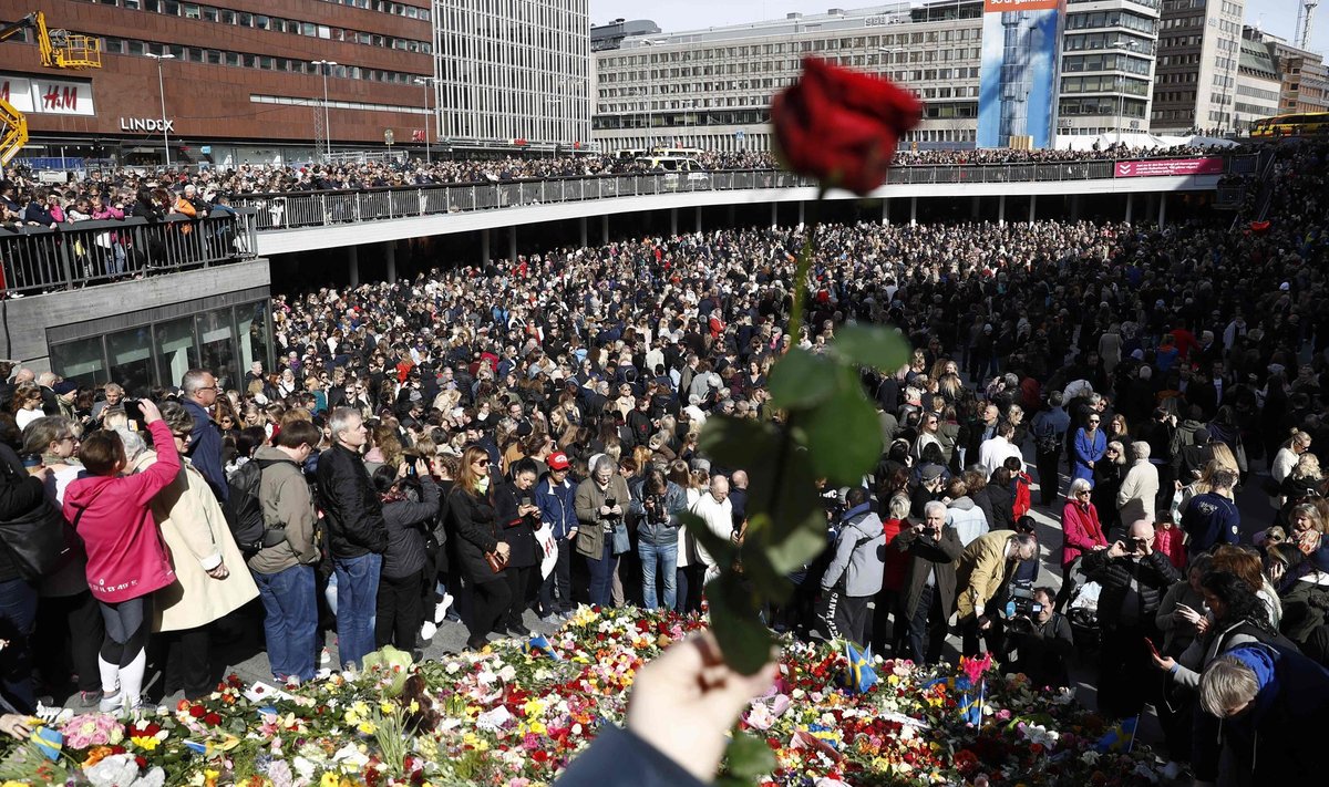Tuhanded inimesed kogunesid eile Stockholmi südalinna terrorismivastasesse rahuvalvesse.