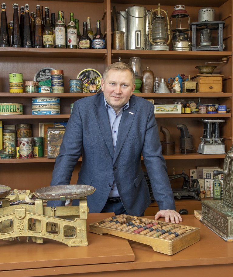 Rainer Rohtla Coopi ajaloomuuseumis, kuhu on sisustatud vanaaegne kauplus. Rohtla rõhutab, et parim viis Eesti majandust toetada on osta Eesti toitu.