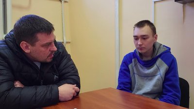 Vadim Šõssimarinit (paremal) intervjueeris kahe kuu eest Ukraina ajakirjanik Volodõmõr Zolkõn (vasakul) ning veel eelmisel nädalal avaldas SBU ka Vene sõduri videole lindistatud ülestunnistuse. Mõlemad videod on tänaseni kogu maailmale vaatamiseks väljas.