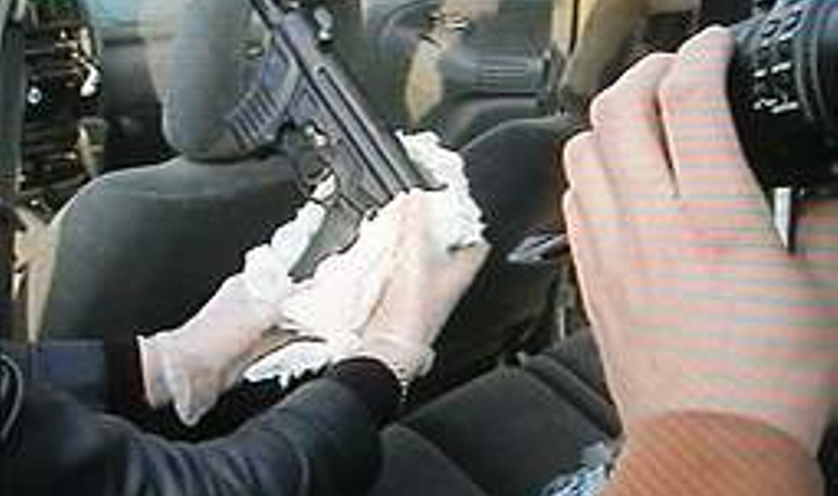 Leedu tollitöötajad pildistavad Vilniuses kinnipeetud autost leitud püstolkuulipildujat Agram 2000.