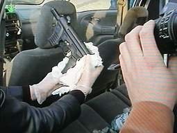 Leedu tollitöötajad pildistavad Vilniuses kinnipeetud autost leitud püstolkuulipildujat Agram 2000.