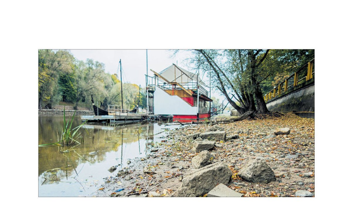 Sisevete Saatkonna nimeline jõekohvik Emajõel Tartu kahe kaarsilla vahel on juba suvest saadik kuival.