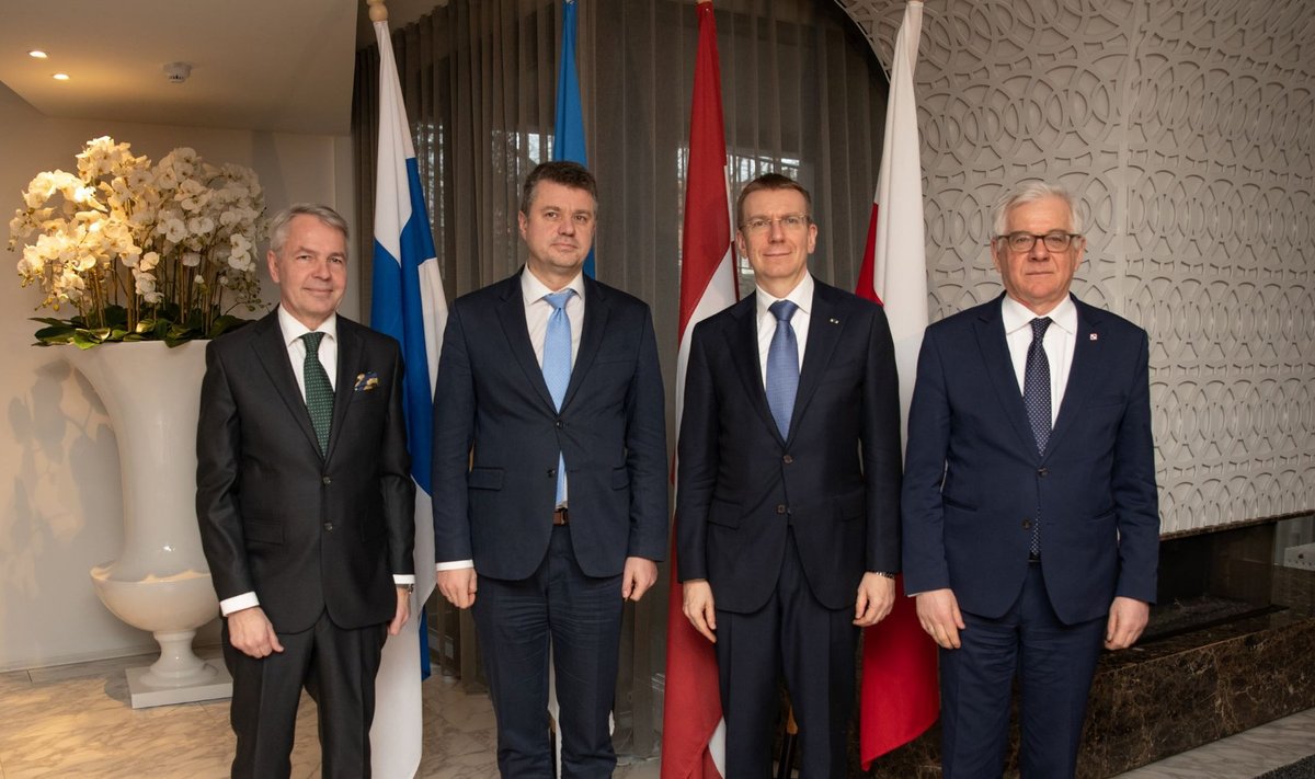 Nelja riigi välisministrid tähistamas Tartu rahu sajandat aastapäeva.