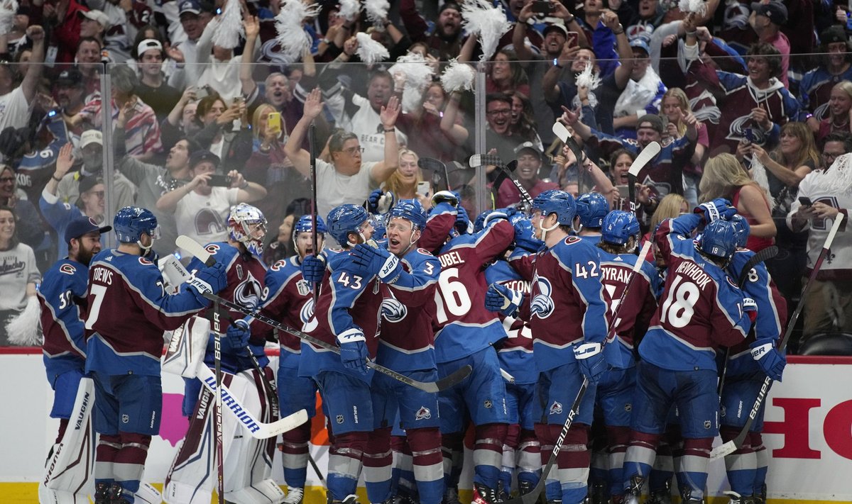 Colorado Avalanche'i mängijad võitu tähistamas.