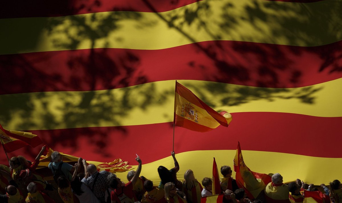 Eile kogunes Barcelonasse sadu tuhandeid Hispaania ühtsuse pooldajaid. Pildil lehvitavad meeleavaldajad hiiglasliku Kataloonia iseseisvuslaste lipu Estelada ees Hispaania lippe.
