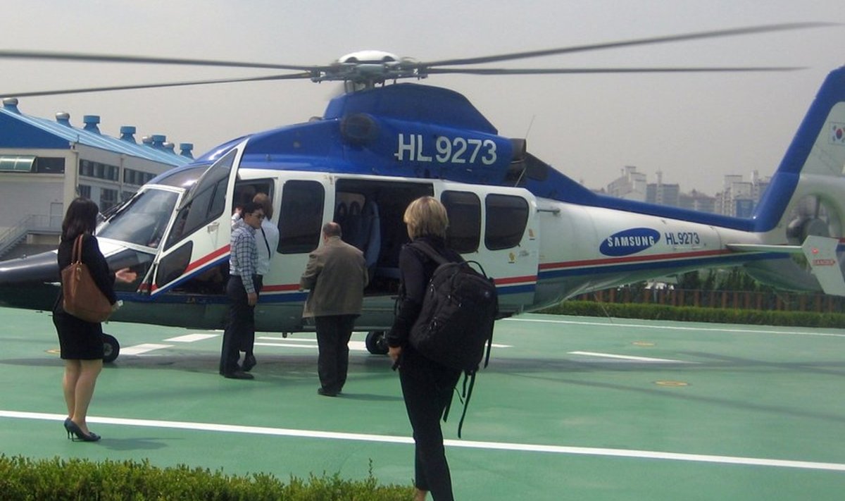 Samsungi  tehasesse Seoulis viidi ajakirjanikud Samsungi helikopteriga.
