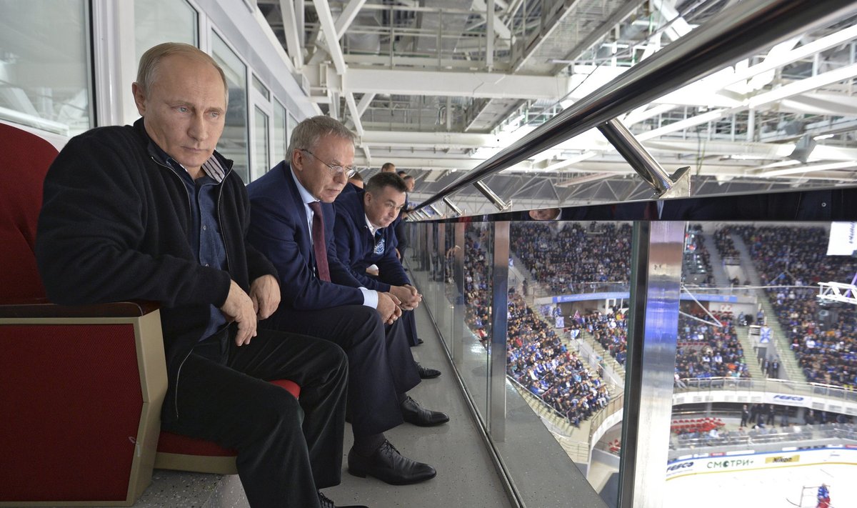 Venemaa president Vladimir Putin (vasakul), kes KHL-i 2008. aastal ameeriklaste NHL-ile vastukaaluks ellu kutsus, koos hoki­-kuulsuse Vjatšeslav Fetissoviga (vasakult teine) vaatavad Vladi­vostokis mängu.