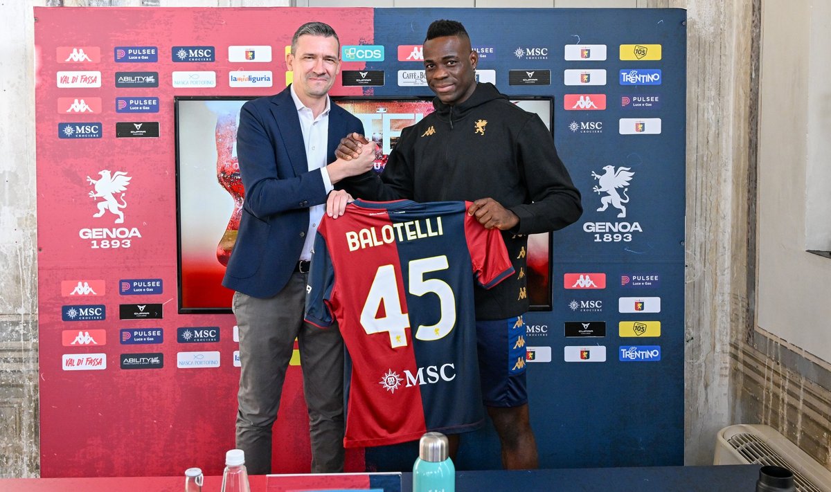 Mario Balotelli hakkab kandma Genoa särki.