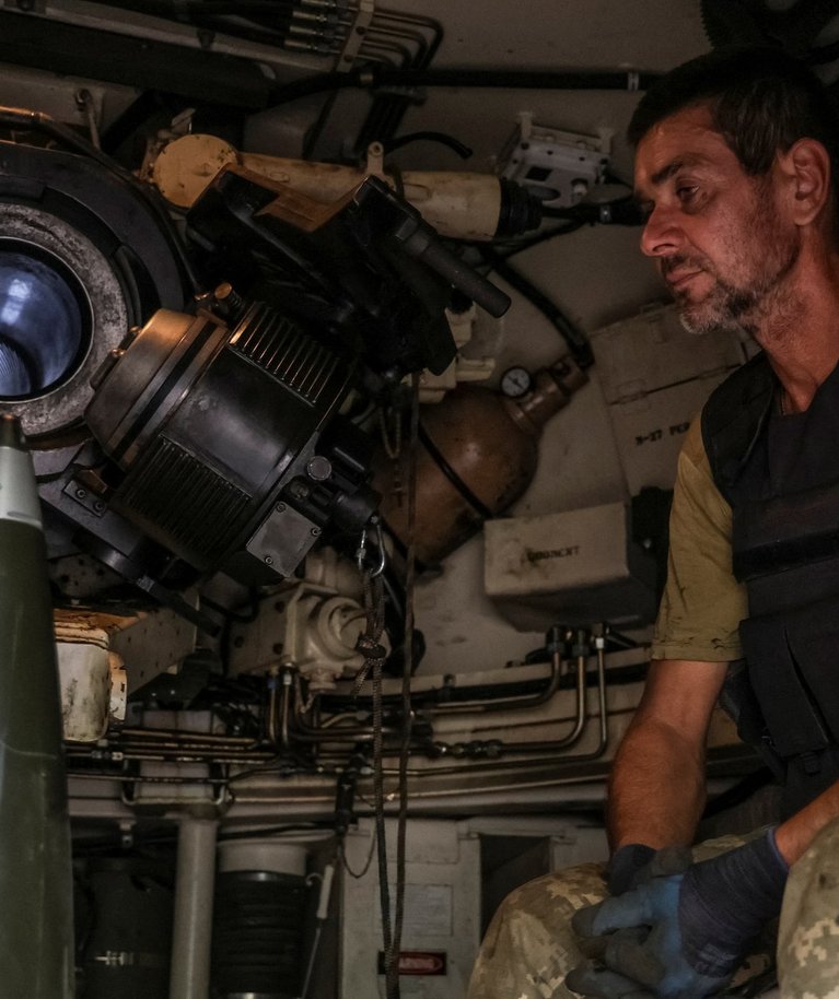 Ukraina sõjaväelane iseliikuvas haubitsas M109, valmistumas Donetski oblasti rindejoonel Vene vägede suunas tulistama. Foto tehtud 22. septembril 2023.