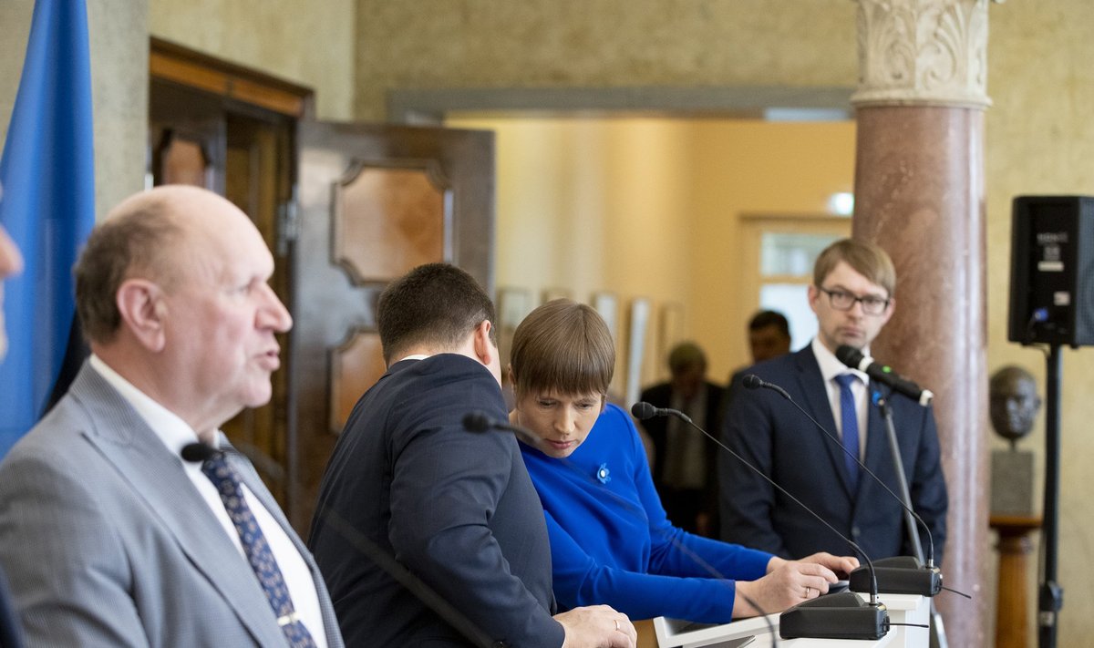 President Kersti Kaljulaid koos Jüri Ratase ja Mart Helmega aprillis valitsuse ametisse nimetamisel.