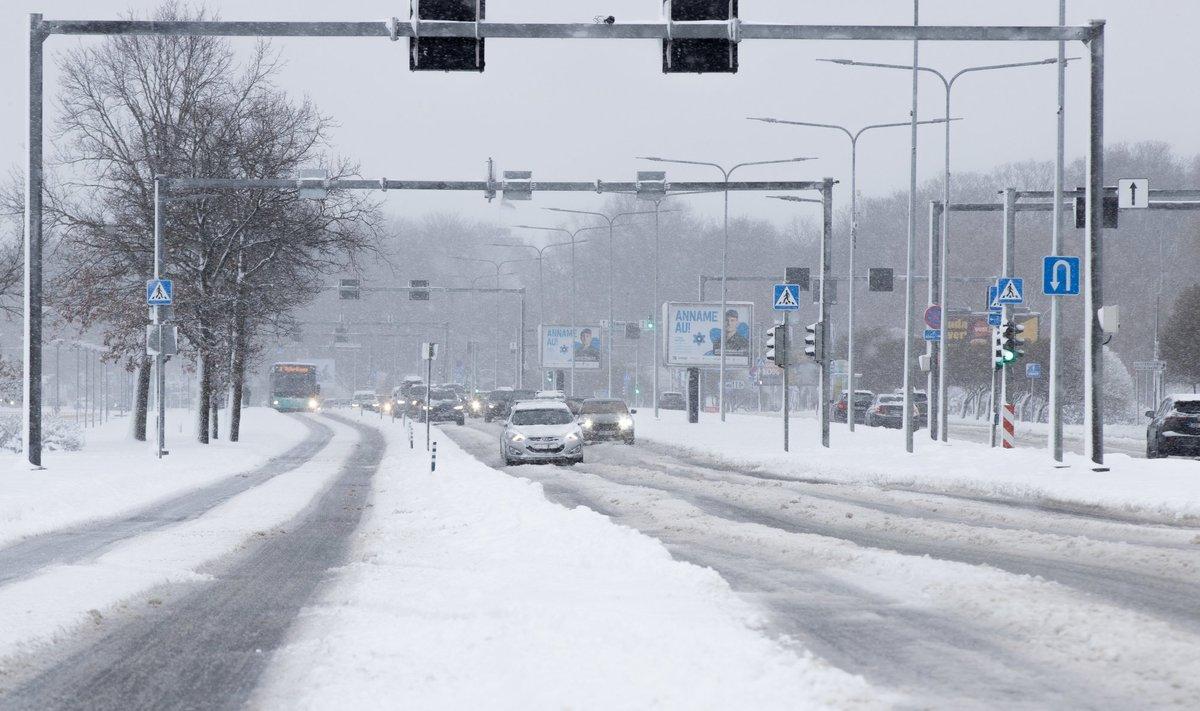 В ночь на вторник (23.04)  Эстонию засыпало снегом