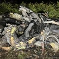 ФОТО | От машины ничего не осталось: BMW на большой скорости влетел в дерево, погибли два молодых человека