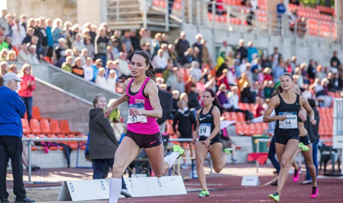 Ksenija Balta (vasakul) püstitas eile Tartus 100 m jooksu Eesti rekordi ja ründas ka 200 m rekordit. 