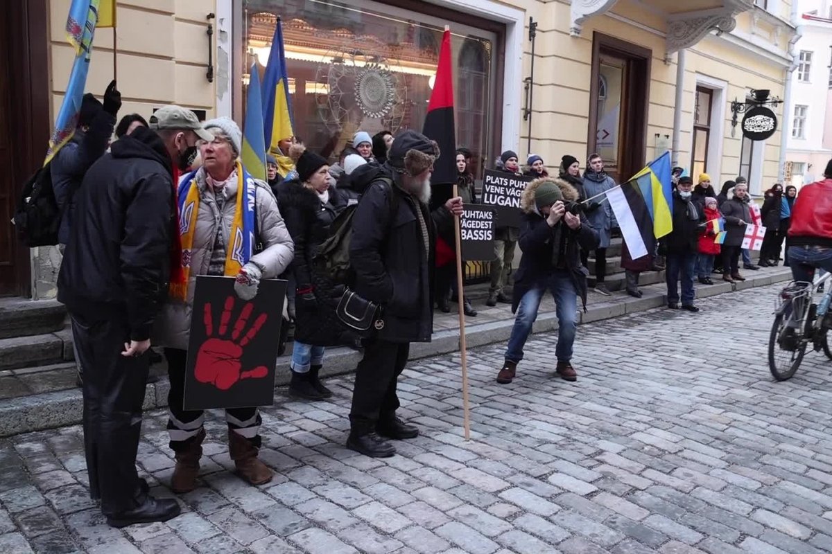 VIDEO ja FOTOD | Tallinnas Vene saatkonna ees avaldati toetust Ukrainale