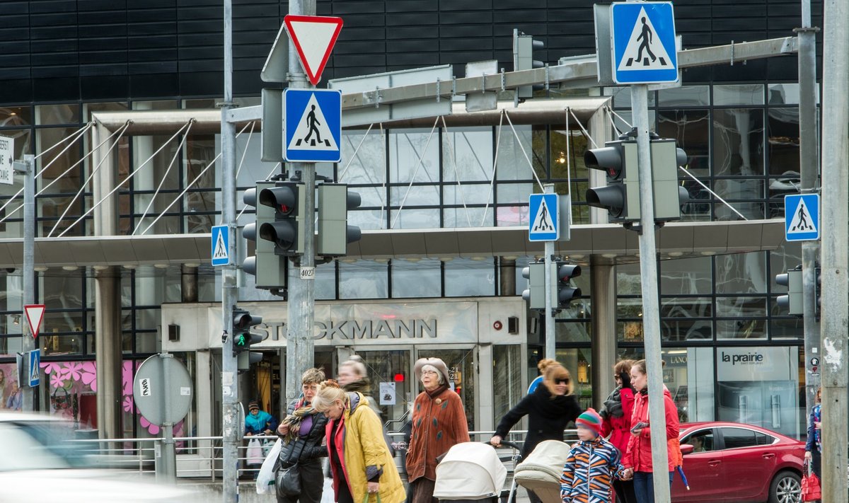 Jalakäijad ohutussaarel