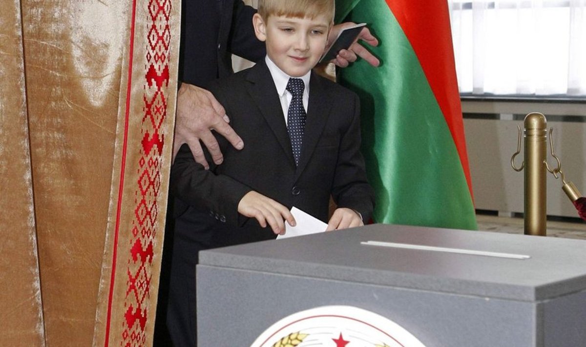 Eile toimusid Valgevenes valimised. Pildil Aleksandr Lukašenka koos poja Nikolaiga häält andmas.