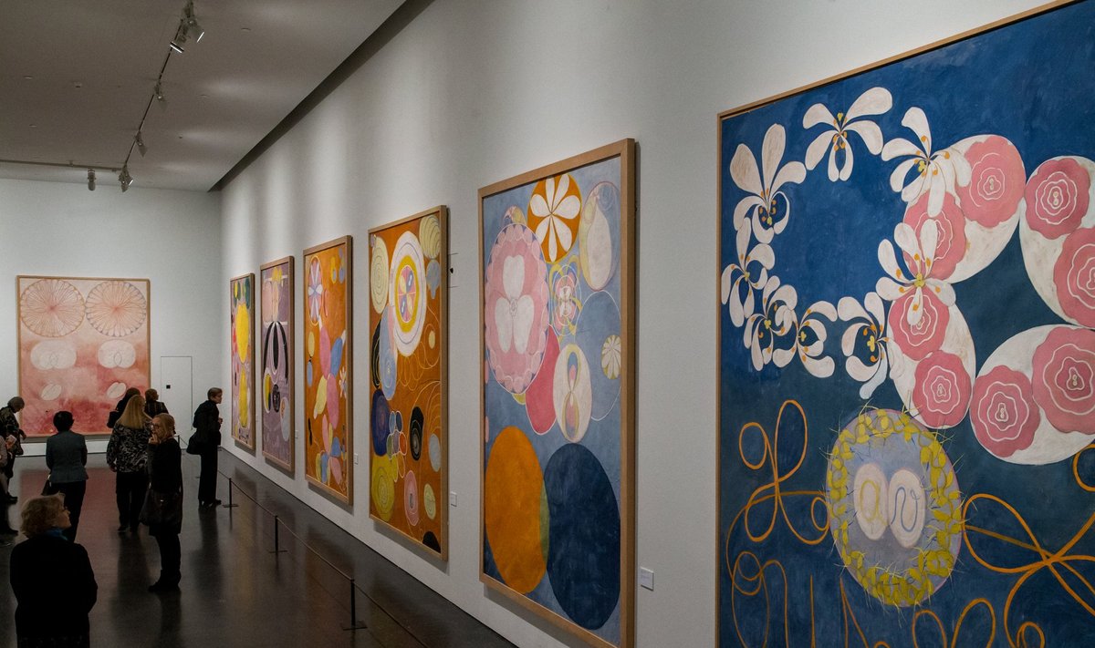 Hilma af Klinti teosed olid nii formaadilt kui ka värvivalikult oma ajas revolutsioonilised. Kümnest suurest maalist koosnev seeria kujutab inimese elukaart sünnist surmani.