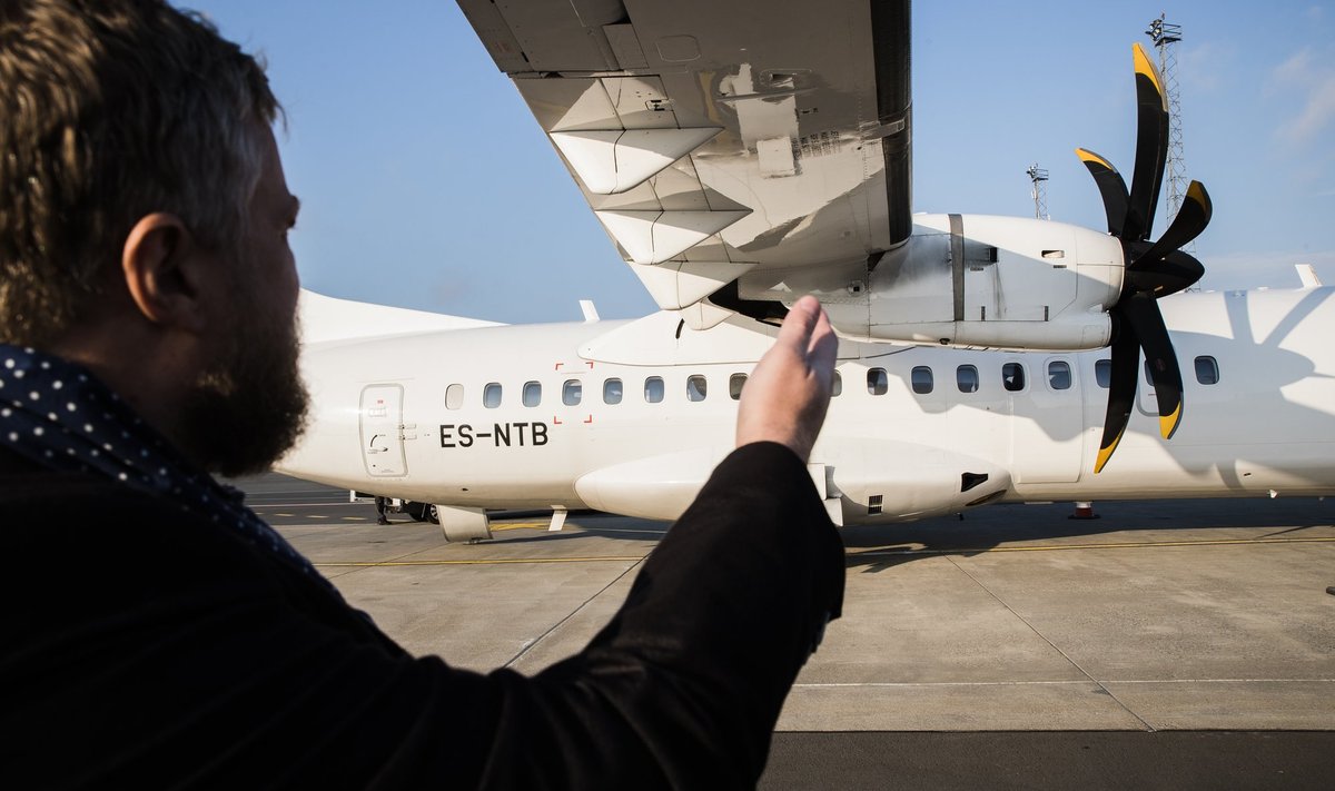 Pildil olev NyxAiri ATR 42-500 lennutab reisijaid Tallinna ja Kuressaare vahel.