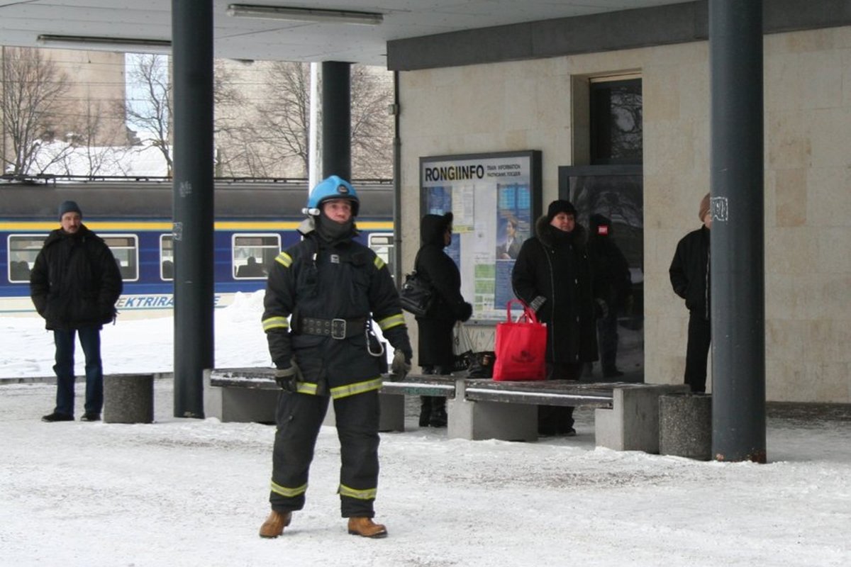 FOTOD: Balti jaamas puhkes kahtlase paki pärast paanika