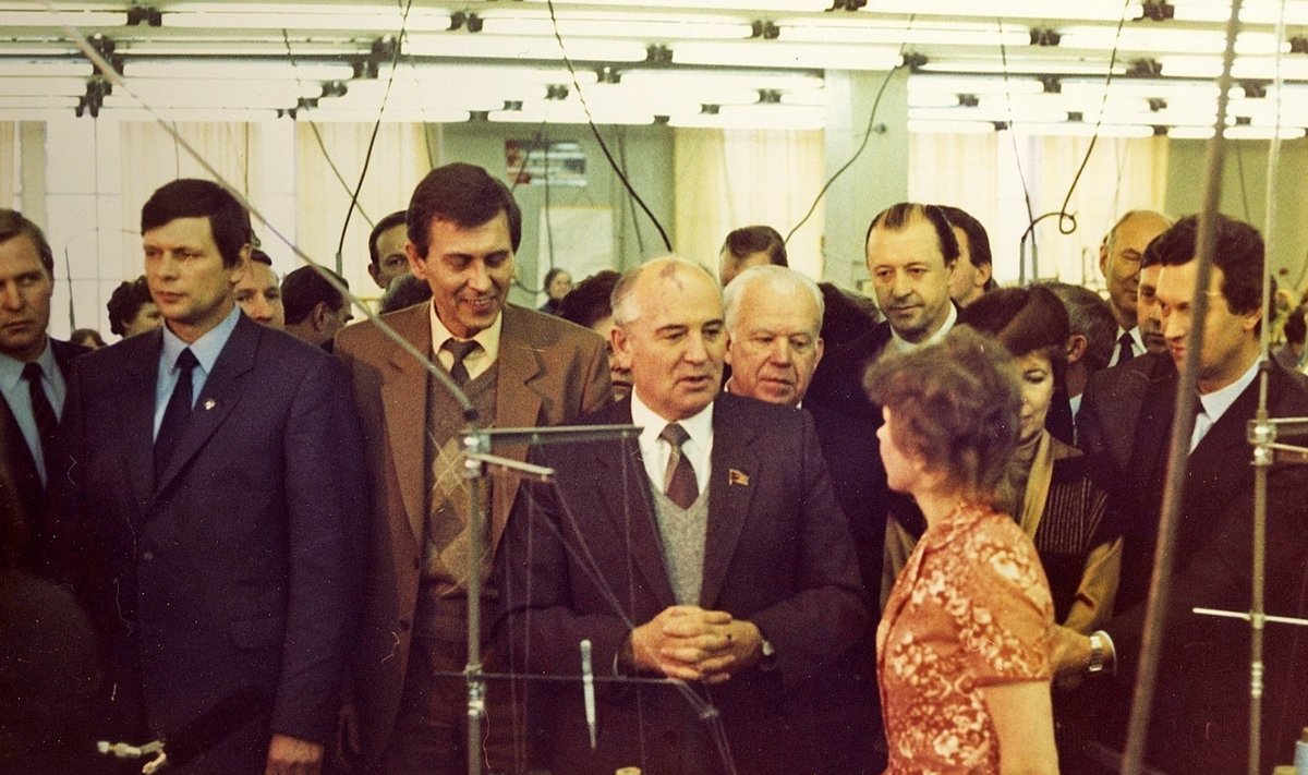 Mõne hetke pärast võttis jutt Marati tootmisliini juures ootamatult karmi pöörde. Peasekretäri seljatagune oli kindel – fotole jäänutest on tema ihukaitsjaid kokku lausa kuus, lisaks siinse KGB ülem Karl Kortelainen. Karl Vainost paremal seisab Gorbatšovi