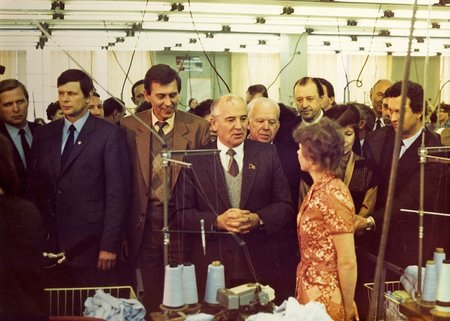 Mõne hetke pärast võttis jutt Marati tootmisliini juures ootamatult karmi pöörde. Peasekretäri seljatagune oli kindel – fotole jäänutest on tema ihukaitsjaid kokku lausa kuus, lisaks siinse KGB ülem Karl Kortelainen. Karl Vainost paremal seisab Gorbatšovi