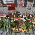Жительница Гамбурга получила травмы, пытаясь помешать работнику, вышедшему с территории генконсульства России, разрушить мемориал Навальному