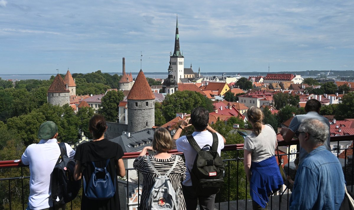 Turistid Tallinna vanalinnas. Välisturistid on taas tee Eestisse leidnud.