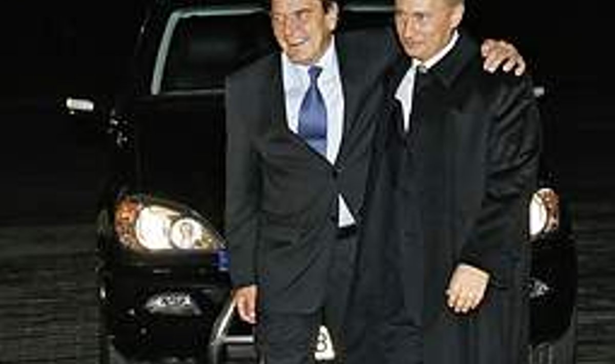 ENDINE LIIDUKANTSLER ENDISE LUURAJAGA: Gerhard Schröder (vasakul) ja Vladimir Putin on head sõbrad. Putin tunneb hästi Saksa kultuuri ja keelt ajast, mil töötas Ida-Saksamaal luurajana. ALL OVER PRESS